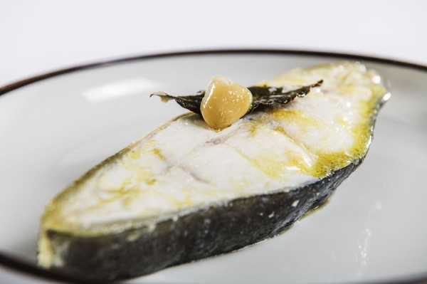 Kveite posjert i melk